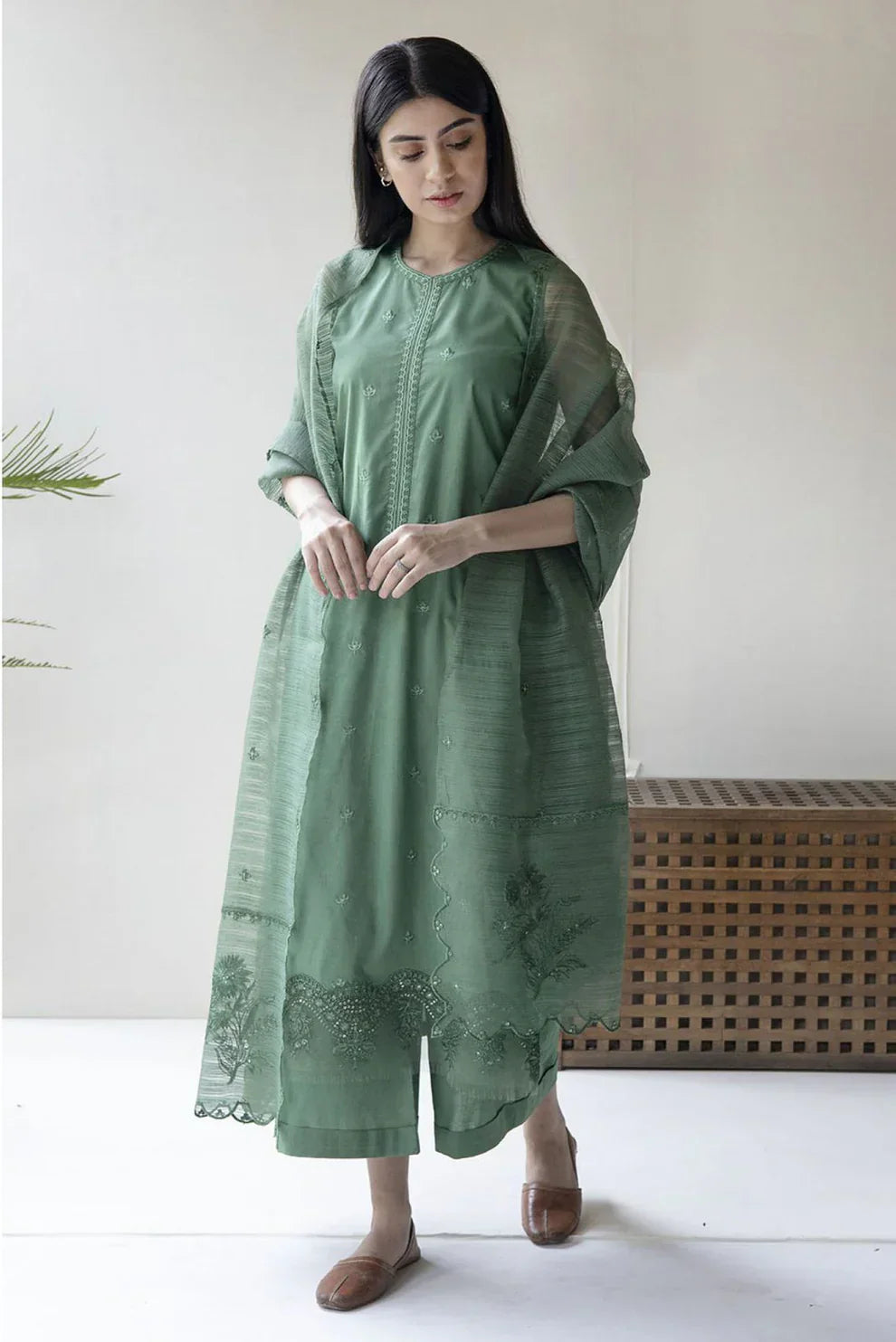 Dyot 3PC Dhanak Embroidered Shirt with Organza Dupatta – ZC140